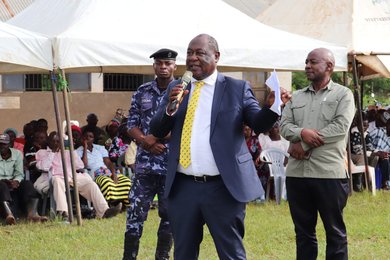 Minister Mayanja sensitizing the residents of Kayunga about the land Acts and laws.